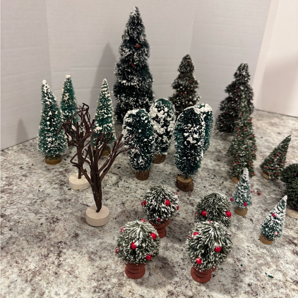 Christmas Trees 25 Green with snow & red berries miniatures for train display